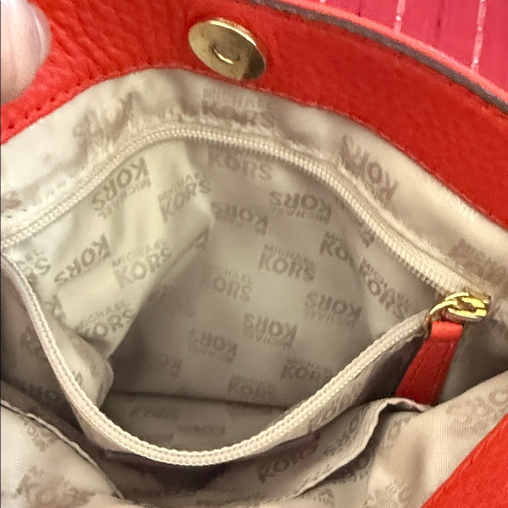 Michael Kors Pebbled Leather crossbody bag EST 1981 Gold hardware. Like New - Picture 14 of 16